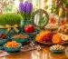 عکاسی ادیتوریال و لوکس پذیرایی نوروزی و سفره هفت‌سین سپیکام با میوه خشک‌های اعلا، سبزه، سنبل، آینه سنتی و چای زعفرانی روی میز چوبی