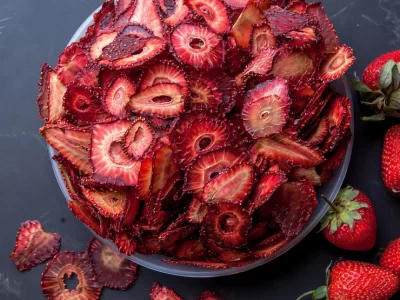 top-view-dried-strawberry-plate-round-tray_176474-3342